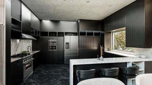 cocina-blanca-con-negro